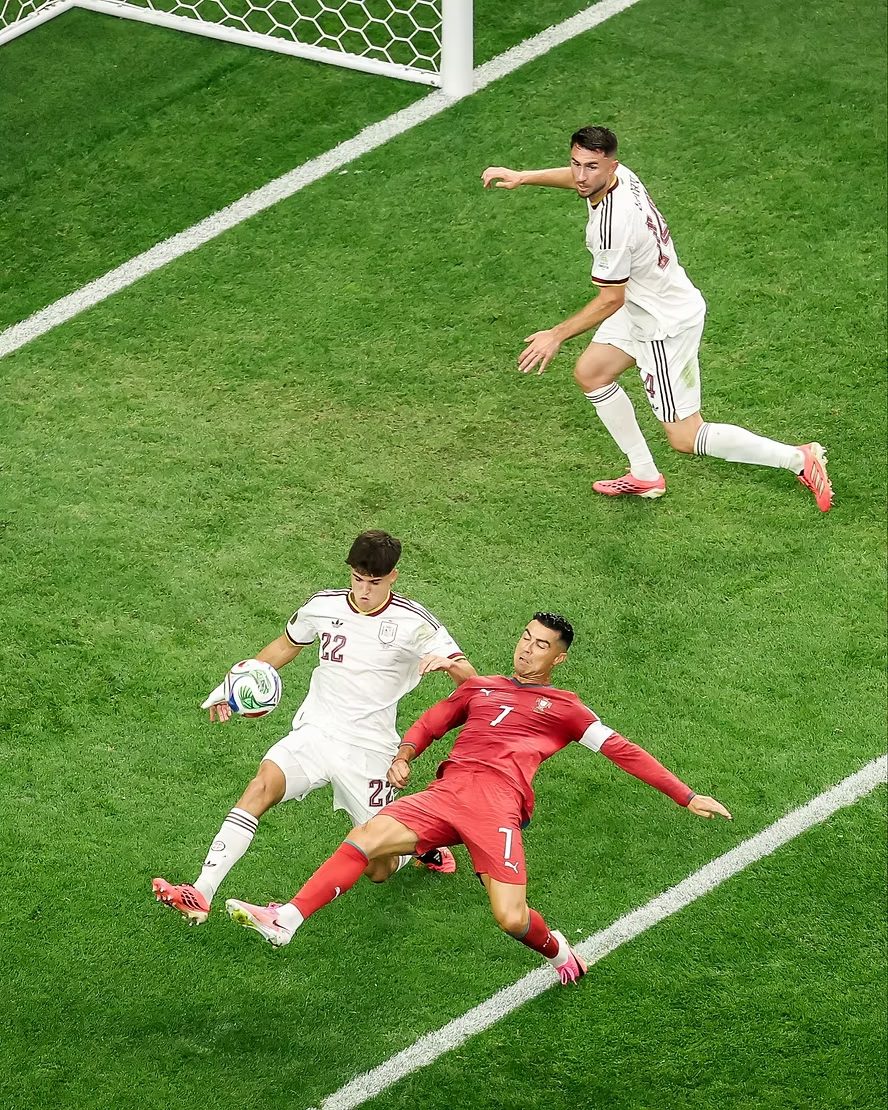 Cristiano Ronaldo tente une frappe face à la défense espagnole