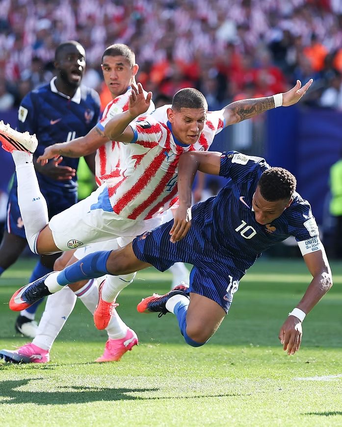 Paraguay 0-1 France : Mbappé rejoint Messi en tête, les Bleus en quarts malgré l'anti-football !